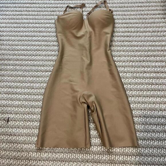 Skims Body Core Sculpt Underwire Mid Thigh Bodysuit - Picture 2 of 3